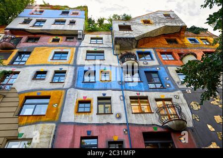 Vue sur les célèbres bâtiments Hundertwasser à Vienne, Autriche Banque D'Images