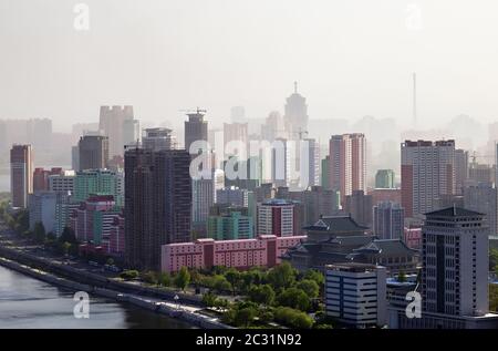Pyongyang, Corée du Nord - 1er mai 2019 : vue d'horizon de la ville de Pyongyang au coucher du soleil Banque D'Images