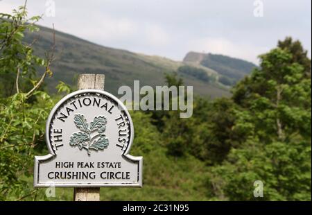 Panneau National Trust pour le cercle historique de broyage du minerai de fer Odin Mine à Castleton dans le parc national du Derbyshire Peak District Banque D'Images