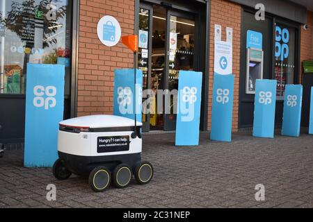 Un robot de livraison Starship en dehors de la Co-op à Milton Keynes. Banque D'Images