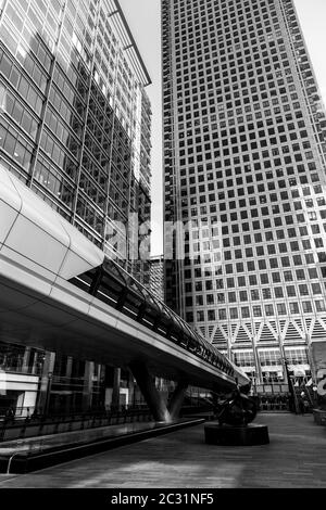 Gratte-ciels et pont Adams Plaza à la station crossrail de Canary Wharf, Londres, Royaume-Uni Banque D'Images