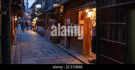 Vue nocturne sur la rue dans le quartier traditionnel de Gion, Kyoto, Japon Banque D'Images