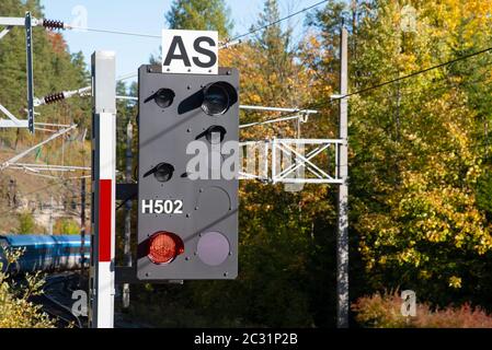 Panneau rouge sur le chemin de fer Semmering en Autriche. Le chemin de fer Semmering est le plus ancien chemin de fer de montagne d'Europe et est classé au patrimoine mondial de l'UNESCO. Banque D'Images