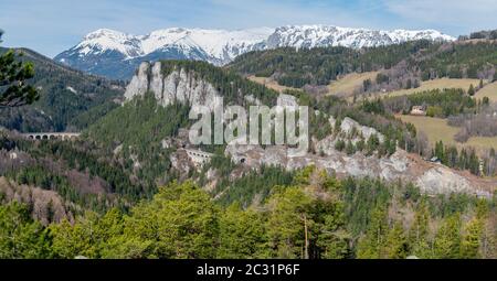 Viaduc et tunnel sur le chemin de fer Semmering avec la chaîne de montagnes RAX en arrière-plan. Le chemin de fer Semmering est le plus ancien chemin de fer de montagne d'EUR Banque D'Images