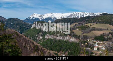 Viaduc et tunnel sur le chemin de fer Semmering avec la chaîne de montagnes RAX en arrière-plan. Le chemin de fer Semmering est le plus ancien chemin de fer de montagne d'EUR Banque D'Images