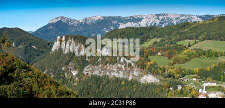 Viaduc et tunnel sur le chemin de fer Semmering avec la chaîne de montagnes RAX en arrière-plan. Le chemin de fer Semmering est le plus ancien chemin de fer de montagne d'EUR Banque D'Images