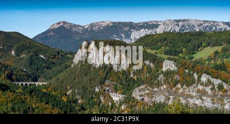 Viaduc et tunnel sur le chemin de fer Semmering avec la chaîne de montagnes RAX en arrière-plan. Le chemin de fer Semmering est le plus ancien chemin de fer de montagne d'EUR Banque D'Images