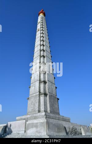 Pyongyang, Corée du Nord - 1er mai 2019 : Tour de l'idée de Juche dans la capitale de la Corée du Nord, présentée à la lumière du soir Banque D'Images