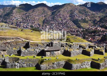 Vue sur l'ancienne Citadelle de Sacsayhuaman à Cusco, Pérou Banque D'Images