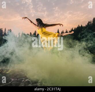 Femme dansant au milieu du brouillard, Bainbridge Island, Washington, États-Unis Banque D'Images