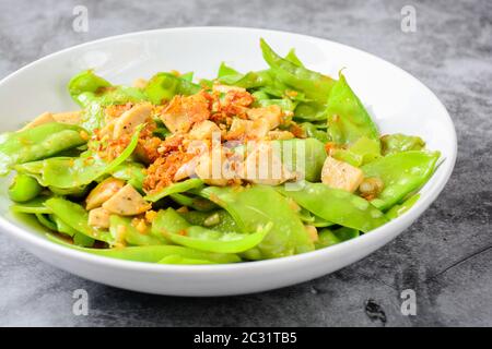 Faire revenir les pois mange-tout avec saucisse de porc grillé vietnamiens, topping avec échalotes frites croustillantes et ails Banque D'Images