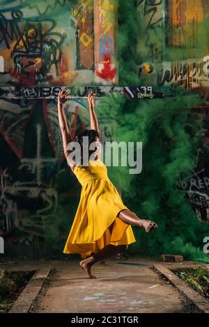 Vue sur le danseur moderne et les graffitis en arrière-plan Banque D'Images