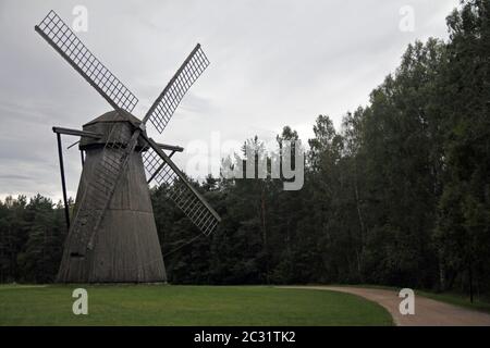 Bois rural historique moulin à vent Baltique en Estonie Banque D'Images