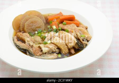 Saumon dans la source de soja avec légumes, soupe de maw de poisson Banque D'Images