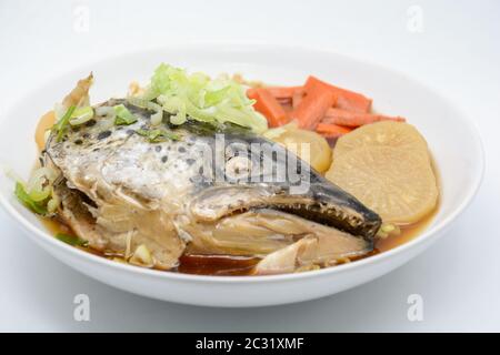 Soupe saumon à la source de soja avec légumes, aliments japonais Banque D'Images