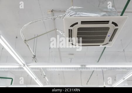 Appareil de climatisation à plafond rectangulaire. Antenne de ventilateur suspendue au plafond. Équipement de climatisation industriel Banque D'Images