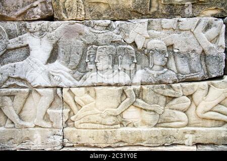 Bas relief des hommes assis au milieu d'une scène de bataille dans le temple angkorien de Banteay Chhmar Banque D'Images