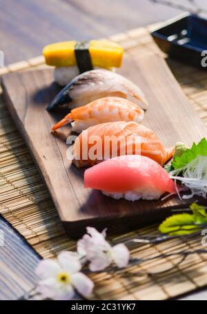 Mélangez les sushis sur la vaisselle en bois, le thon, le saumon, le bar de la mer, l'oeuf doux, les sushis de crevettes et la nourriture japonaise Banque D'Images
