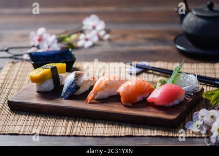 Mélangez les sushis sur la vaisselle en bois, le thon, le saumon, le bar de la mer, l'oeuf doux, les sushis de crevettes et la nourriture japonaise Banque D'Images