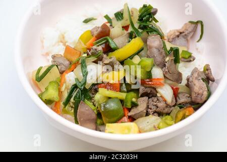 Mélangez le poulet frit et les entrailles mixtes avec le piment doux et le riz sur le plat Banque D'Images