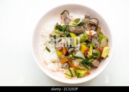 Mélangez le poulet frit et les entrailles mixtes avec le piment doux et le riz sur le plat Banque D'Images