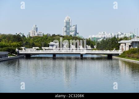 Pyongyang, Corée du Nord - 2 mai 2019 : ville de Pyongyang, Corée du Nord. Nouvelle rue Ryomyong en arrière-plan Banque D'Images