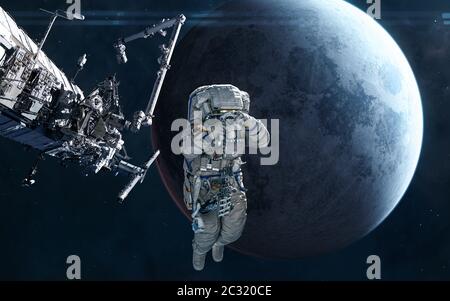 Astronaute, ISS en orbite de la lune. Système solaire Banque D'Images
