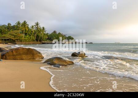 Vue sur la plage déserte sur l'île d'Ilhabela, sur la côte de Sao Paulo Banque D'Images