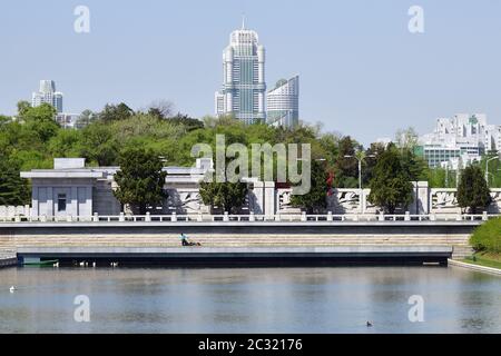 Pyongyang, Corée du Nord - 2 mai 2019 : ville de Pyongyang, Corée du Nord. Nouvelle rue Ryomyong en arrière-plan Banque D'Images