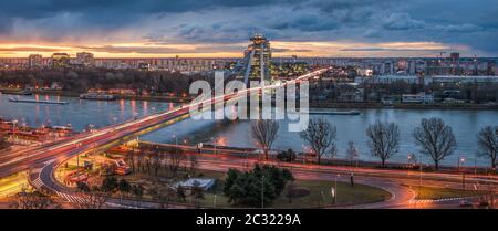 Paysage urbain de Bratislava, Slovaquie avec le nouveau pont sur le Danube à Sunrise Banque D'Images