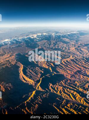 Vue aérienne d'un avion. Voler au-dessus de belle Terre au lever du soleil. Banque D'Images