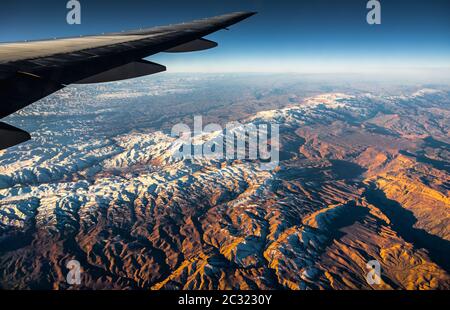 Vue aérienne d'un avion. Voler au-dessus de belle Terre au lever du soleil. Banque D'Images