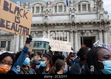 Le protestant tient les placardes'Black is Beautiful','être noir n'est pas un crime' pendant l'assemblée de protestation en solidarité avec le mouvement Black Lives Matter (BLM) Banque D'Images