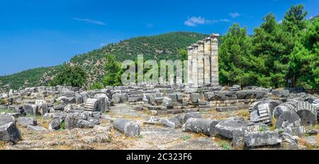 Ruines du Temple d'Athena Polias dans l'ancienne ville de Priene, en Turquie, lors d'une journée d'été ensoleillée. Gros plan panoramique. Banque D'Images