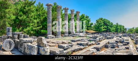 Ruines du Temple d'Athena Polias dans l'ancienne ville de Priene, en Turquie, lors d'une journée d'été ensoleillée. Gros plan panoramique. Banque D'Images