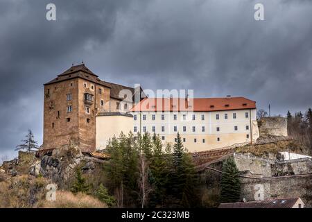 Château baroque et Château gothique dans l'ancienne ville de Becov nad Teplou, République tchèque Banque D'Images