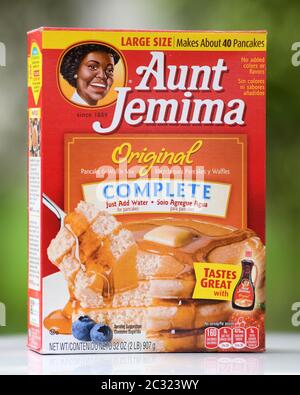 Miami, Floride, États-Unis. 18 juin 2020. Une image de produit comme la marque de 130 ans présente une femme noire nommée tante Jemima, Qui était à l'origine habillé comme un personnage minstrel, la marque de sirop et de pancake mix aura un nouveau nom et une nouvelle image, a annoncé Quaker Oats mercredi, disant que la compagnie reconnaît que 'les origines d'tante Jemima sont basées sur un stéréotype racial.' le 18 juin 2020 à Miami, Floride. Crédit : Mpi04/Media Punch/Alay Live News Banque D'Images