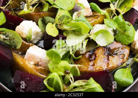 Salade de betterave rôtie, poire, laitue d'agneau, fromage Banque D'Images