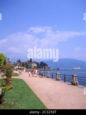 Promenade du bord de mer du lac majeur, Baveno, province de Verbano-Cusio-Ossola, région Piémont, Italie Banque D'Images