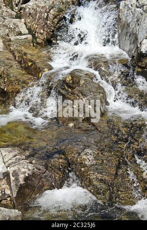 L'eau de la magnifique rivière Storebottåne vavatn par la Lake à Hemsedal, Buskerud, Norvège. Banque D'Images