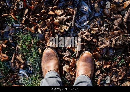 Vue de dessus sur une paire de chaussures d'hiver mâle en automne. Changement de saison et l'activité concept. Banque D'Images