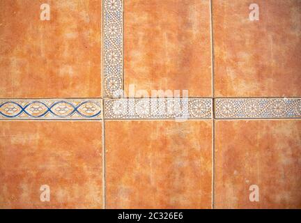 Carreaux de céramique sur le sol ou le mur de couleur orange. Banque D'Images