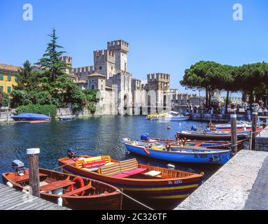 Boat Harbour et 13e siècle Château Scaliger, Sirmione, Lac de Garde, Province de Brescia, Lombardie, Italie Banque D'Images