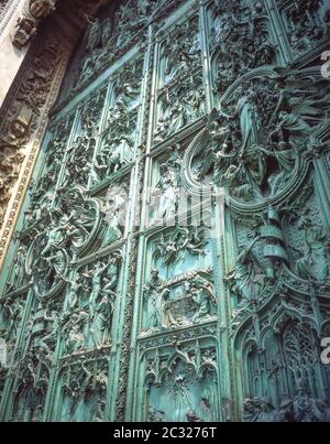 Détail sur la porte centrale en bronze du Duomo di Milano (cathédrale de Milan), Piazza del Duomo, Milano (Milan), région Lombardie, Italie Banque D'Images