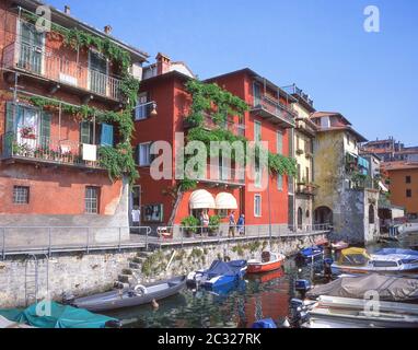 Bateaux dans le port, Varenna, Lac de Côme, province de Lecco, région Lombardie, Italie Banque D'Images