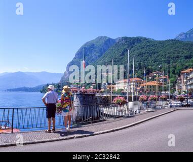 Vue sur le port sur le lac de Côme, Menaggio, province de Côme, région Lombardie, Italie Banque D'Images