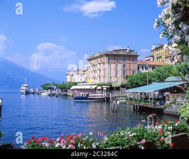 Vue sur le port sur le lac de Côme, Bellagio, province de Côme, région Lombardie, Italie Banque D'Images