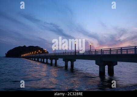 Vue de nuit sur le pont de Take Island à Gamagori, Japon Banque D'Images