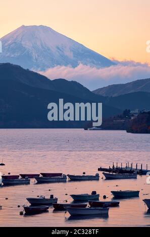 Vue sur le sommet du Mont Fuji au coucher du soleil sur le lac Ashi. Préfecture de Kanagawa. HHonshu. Japon Banque D'Images