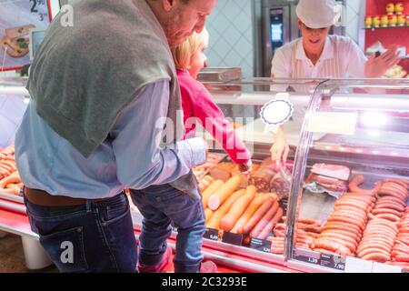 Un supermarché situé devant le comptoir vous permet de faire du shopping en famille pour de la viande fraîche Banque D'Images
